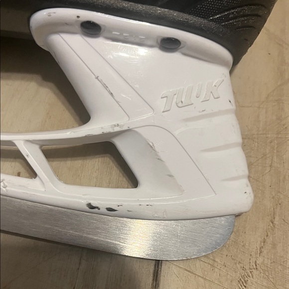 Junior - 2.5 - Bauer Black and White Hockey Skates with Neon Green Accents - Picture 7 of 16